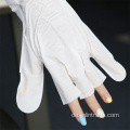 Handschalenmaske und hellerer Handhandschuh